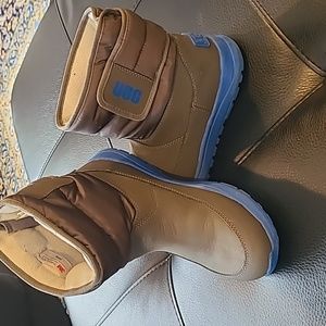 Hardly worn boys Uggs winter boots size 5